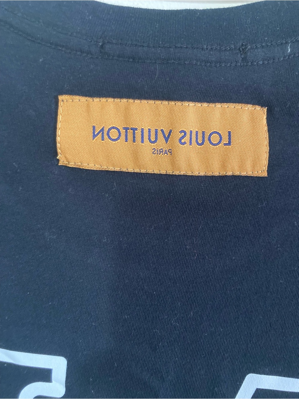 Louis Vuitton Black Crewneck T-Shirt with White LV Chest Logo - Picture 4 of 4